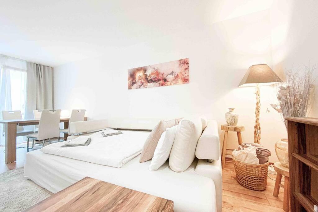 Luxury Home Cinema 2R Apt + Balcony / 65M² لبسيا المظهر الخارجي الصورة