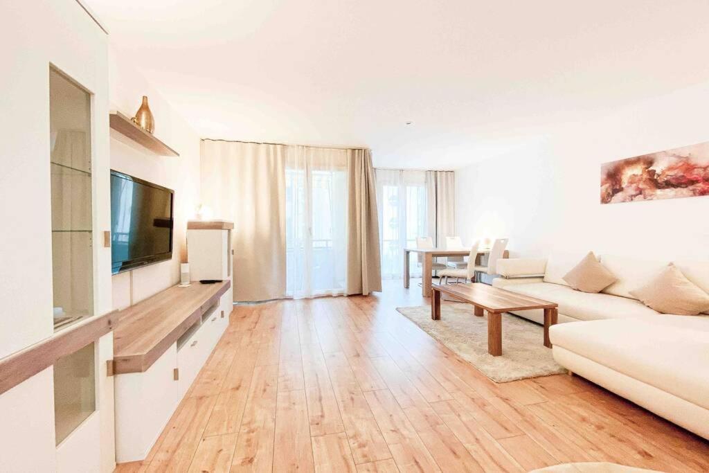 Luxury Home Cinema 2R Apt + Balcony / 65M² لبسيا المظهر الخارجي الصورة