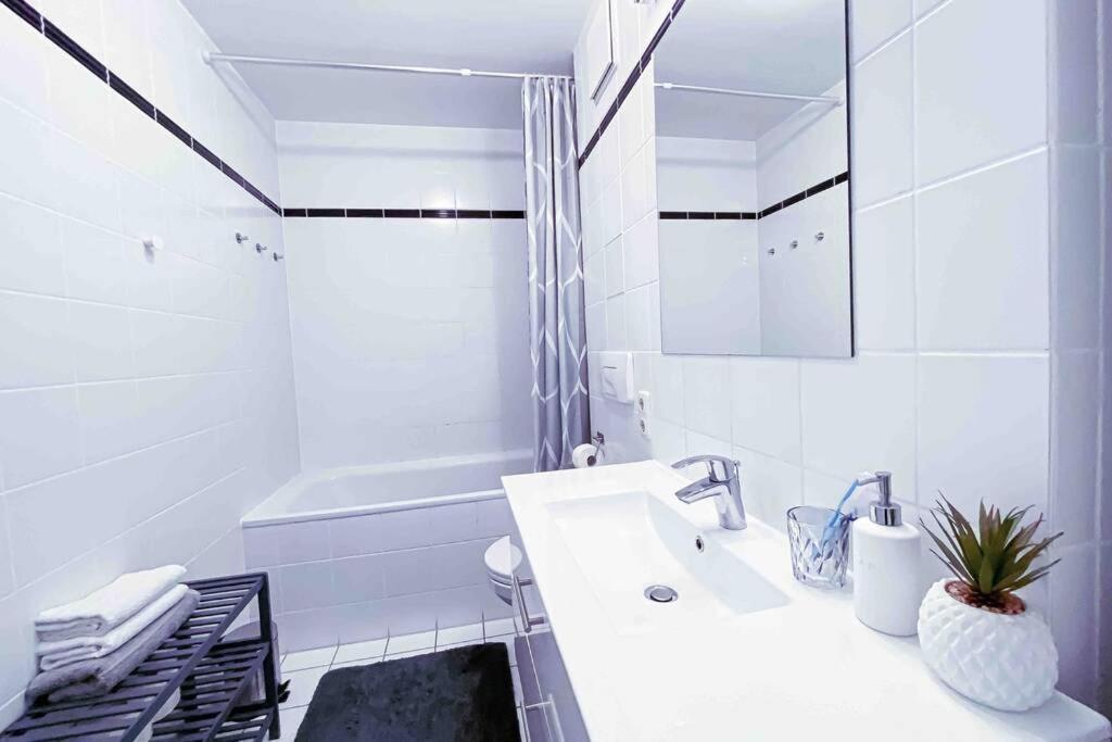 Luxury Home Cinema 2R Apt + Balcony / 65M² لبسيا المظهر الخارجي الصورة